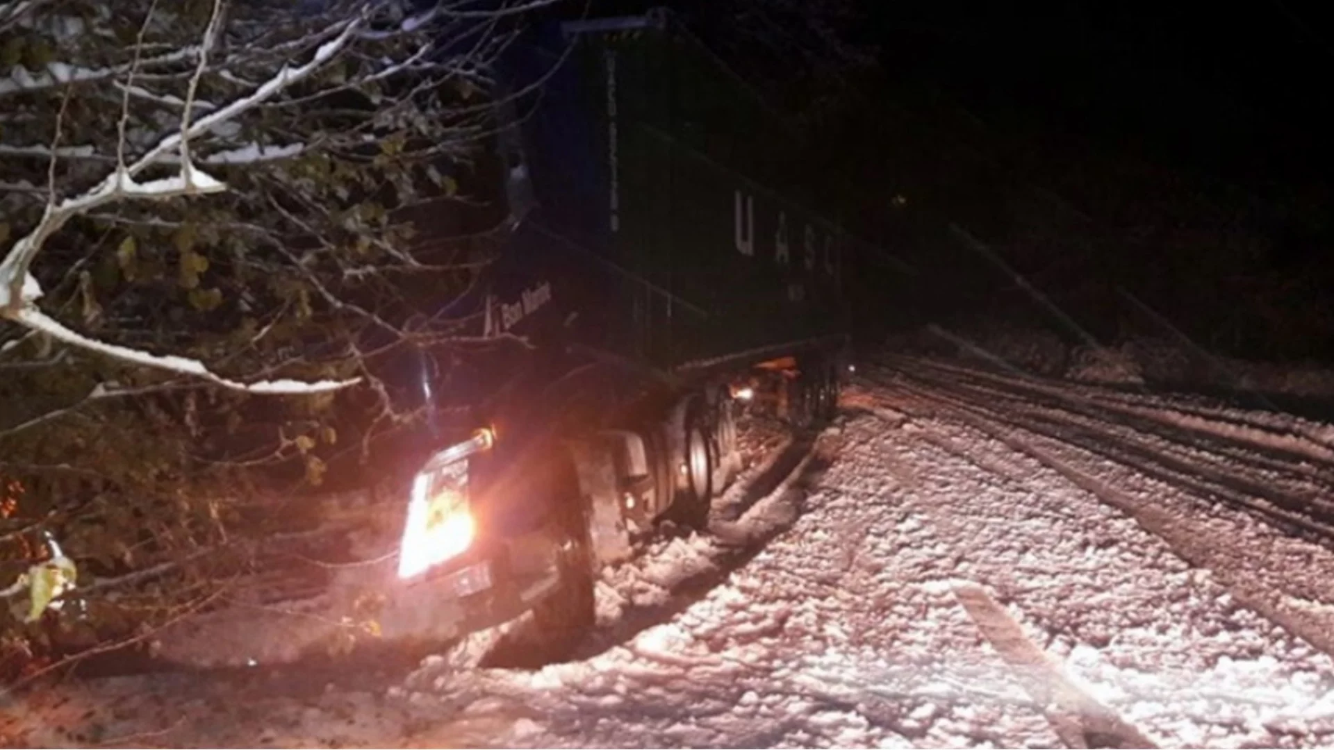 Закъсали коли с летни гуми затвориха път