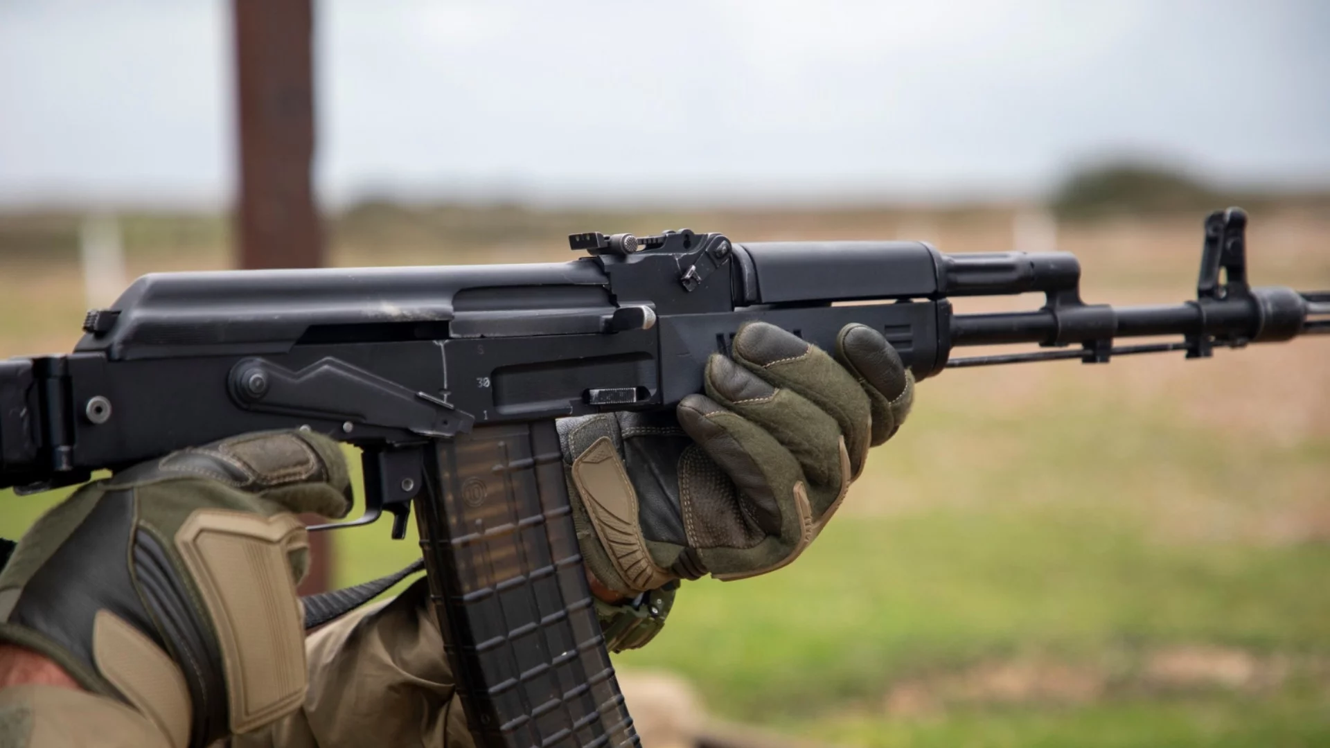 Убийство с автомат: В Иран застреляха полицай при гонка с коли (ВИДЕО, 18+)