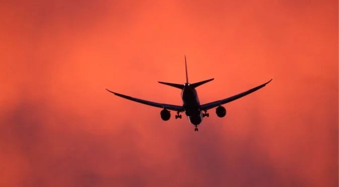 Страховито: Самолет не успя да кацне заради мощна буря в Истанбул (ВИДЕО)