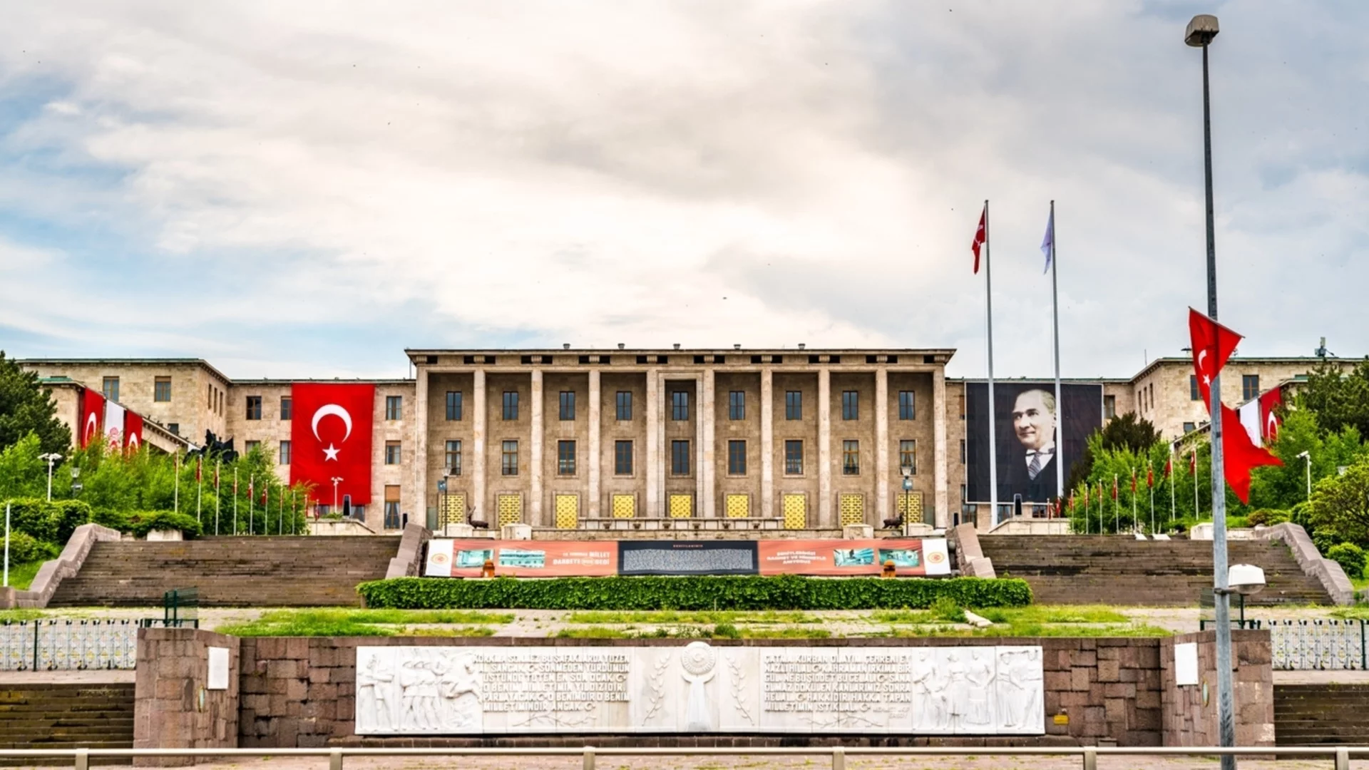 Скандал в Турция: Сексуален тормоз в ресторанта на Меджлиса