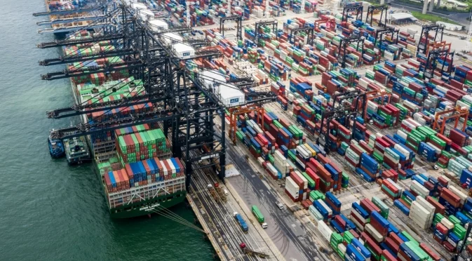 Търговският дефицит на САЩ се сви до най-ниското си ниво от над 15 години