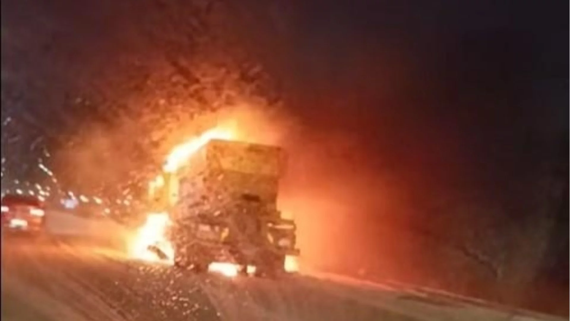 Снегорин горя на Северната тангента, предизвика огромно задръстване (ВИДЕО)