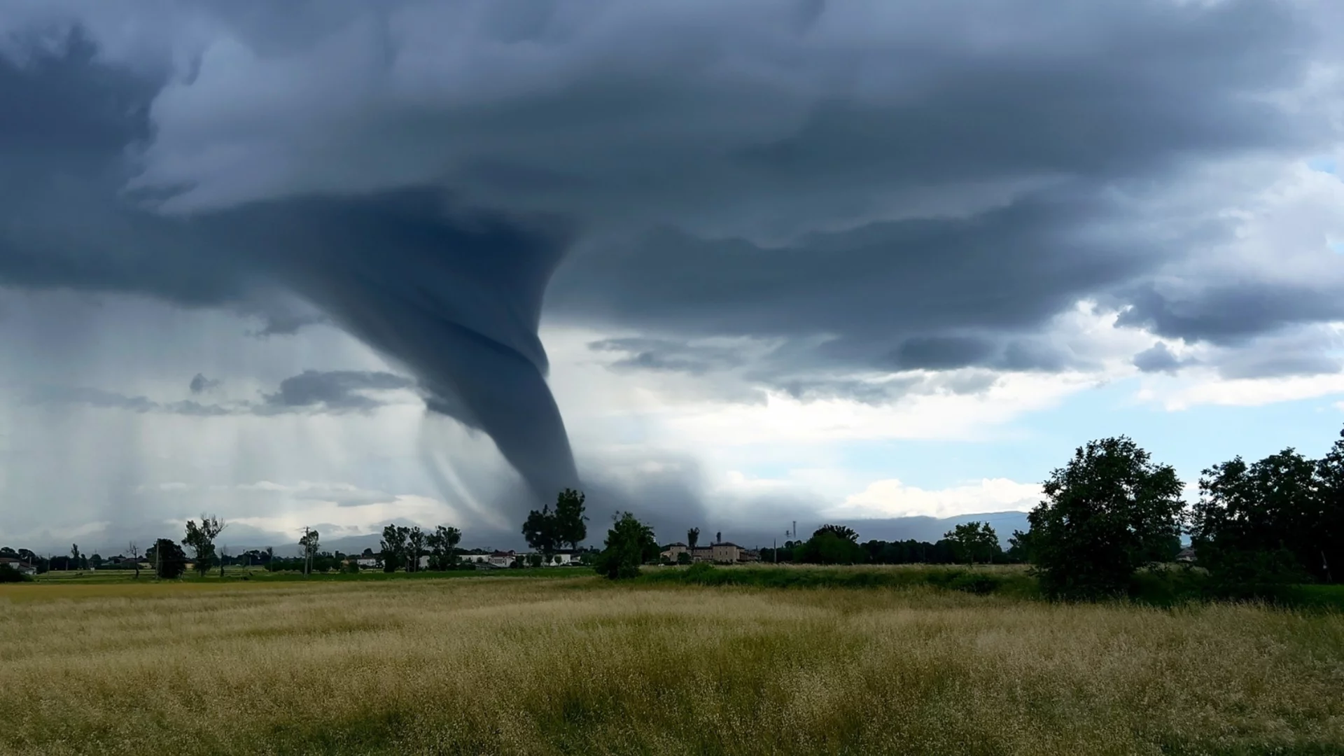Торнадо срина птицеферма и повреди военни съоръжения в Гърция (ВИДЕО)
