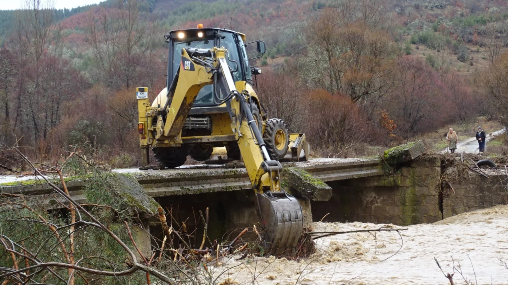 За малко да се удавят в реката: Спасиха двама работници в багер