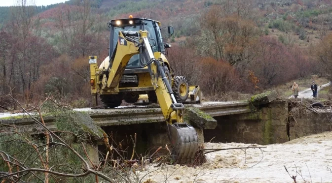 За малко да се удавят в реката: Спасиха двама работници в багер