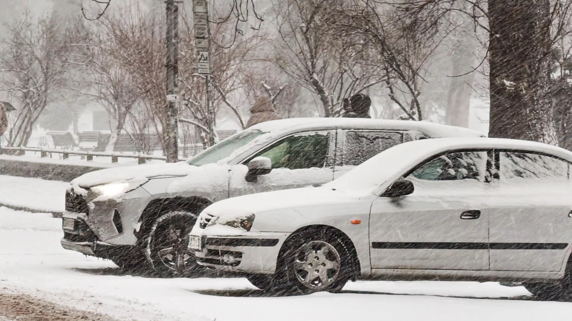 Сутрешен снежен бой между шофьори в София (ВИДЕО)