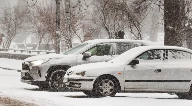 Сутрешен снежен бой между шофьори в София (ВИДЕО)