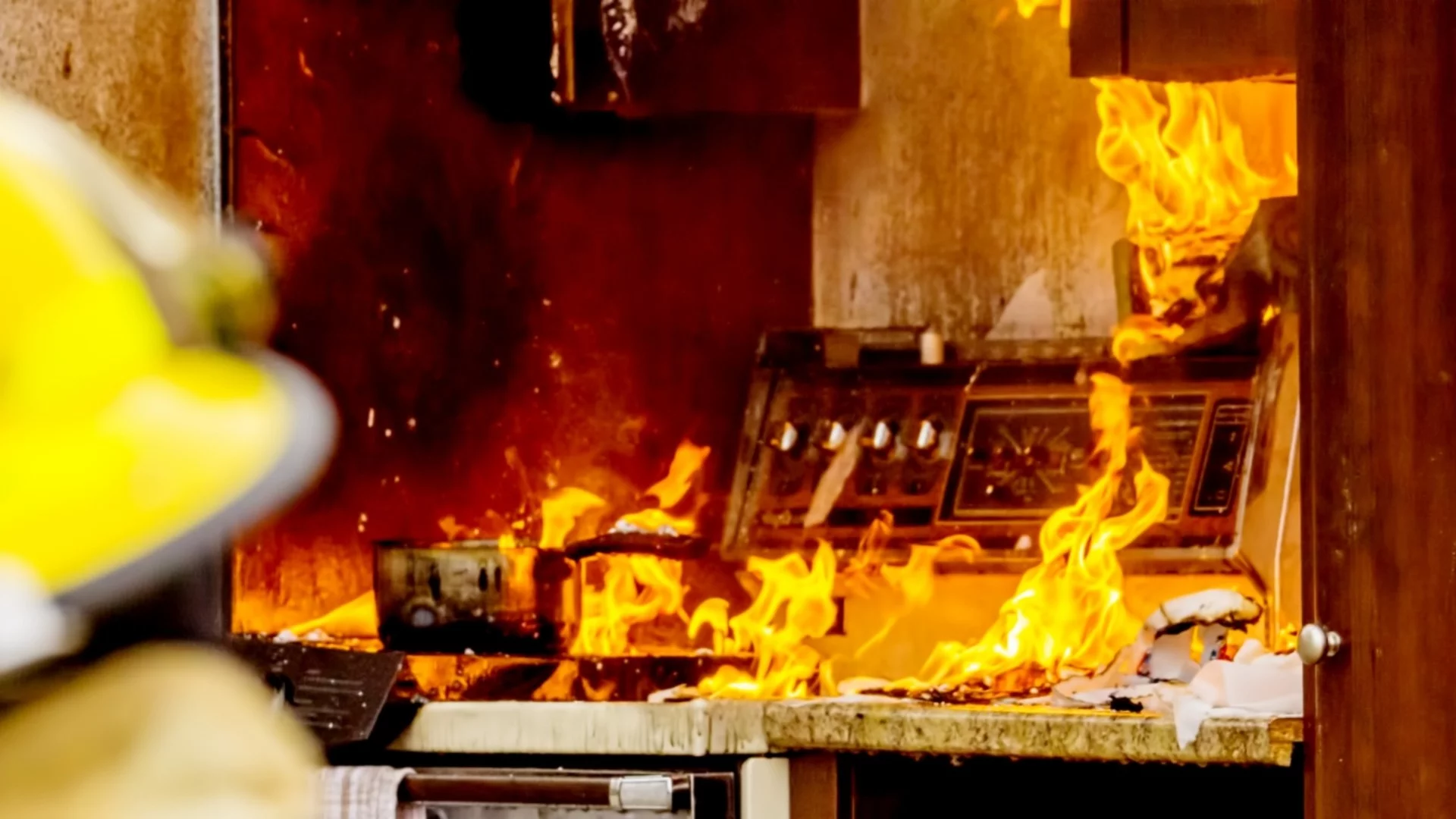 Пламна най-голямата катедрала в Нови Сад (ВИДЕО)