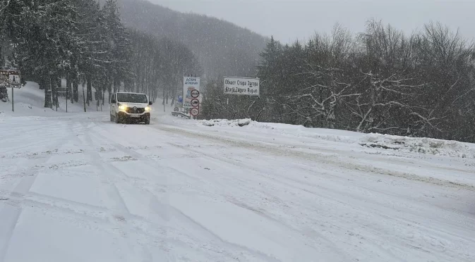 Проходът Шипка не е затворен засега, но вали суграшица