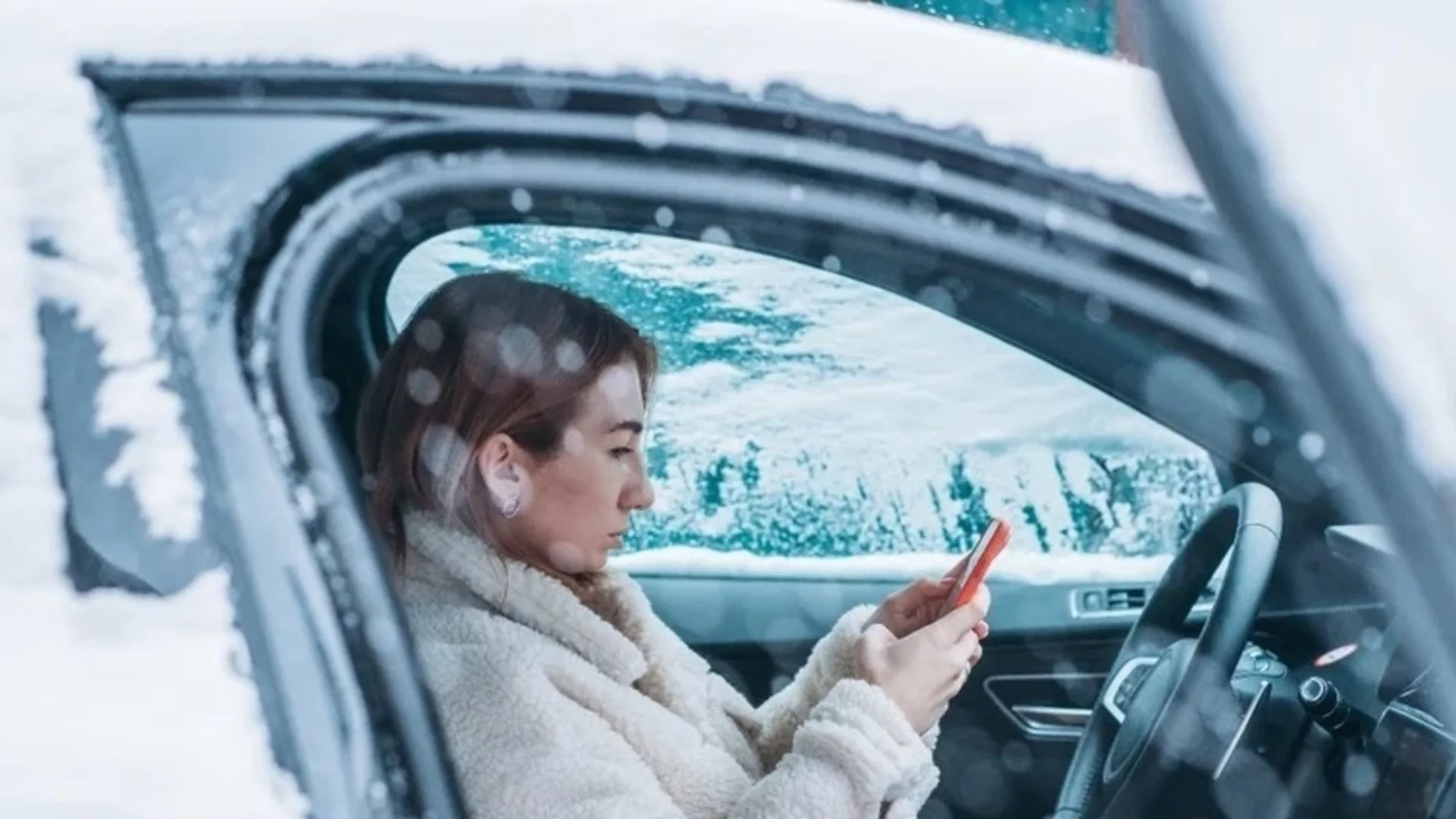 Не можеха да продължат пътуването си: Полицията спаси хора от измръзване