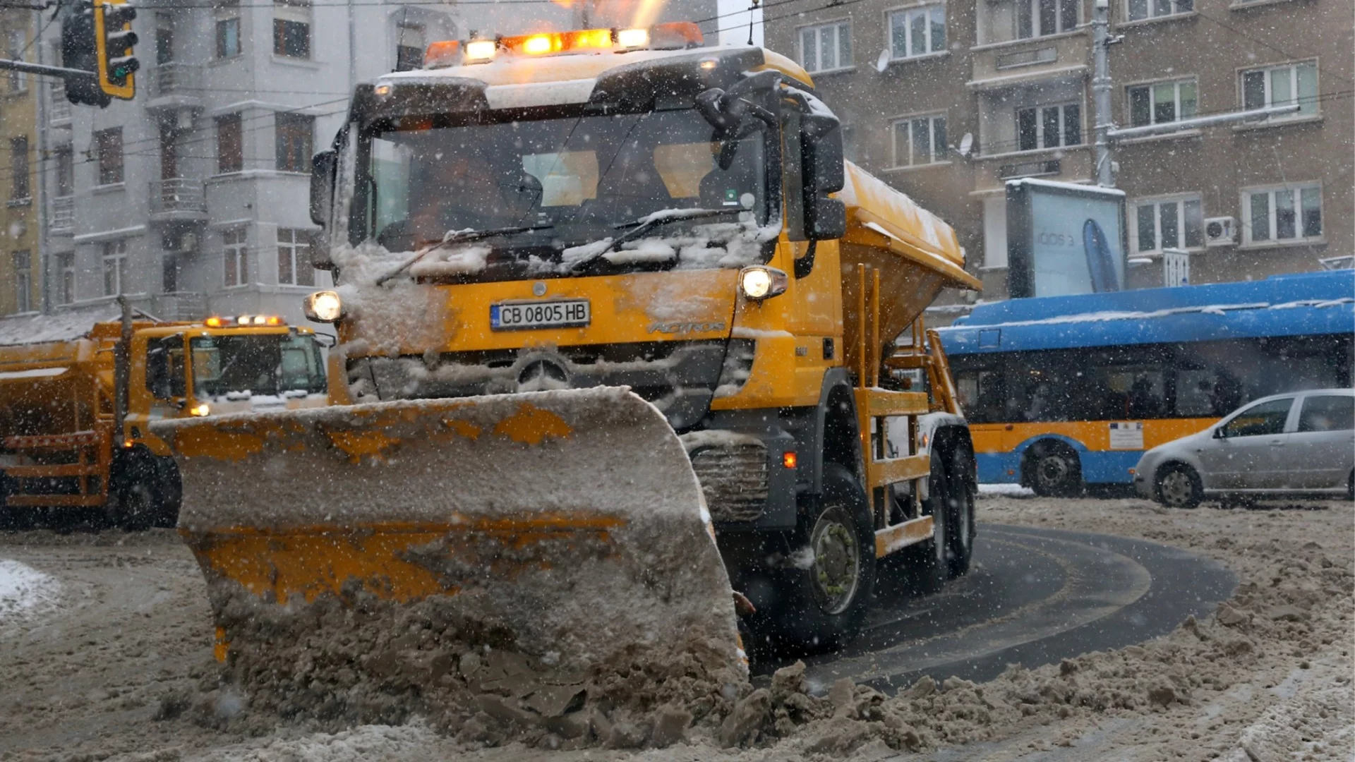 Над 100 снегорина чистят в София