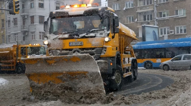 Над 100 снегорина чистят в София