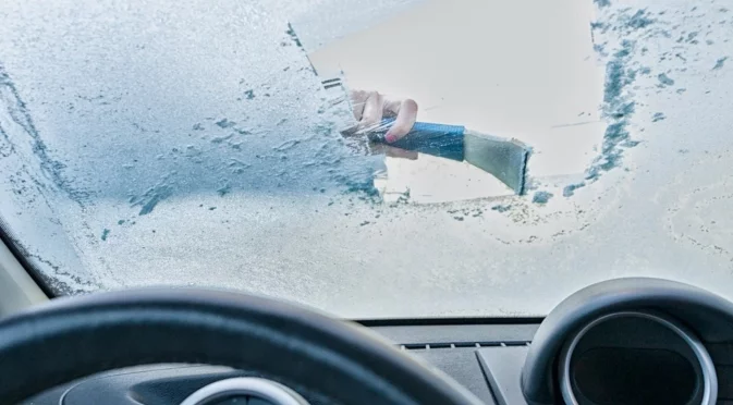 Как да почистите леда от предното стъкло на колата без да го надраскате?
