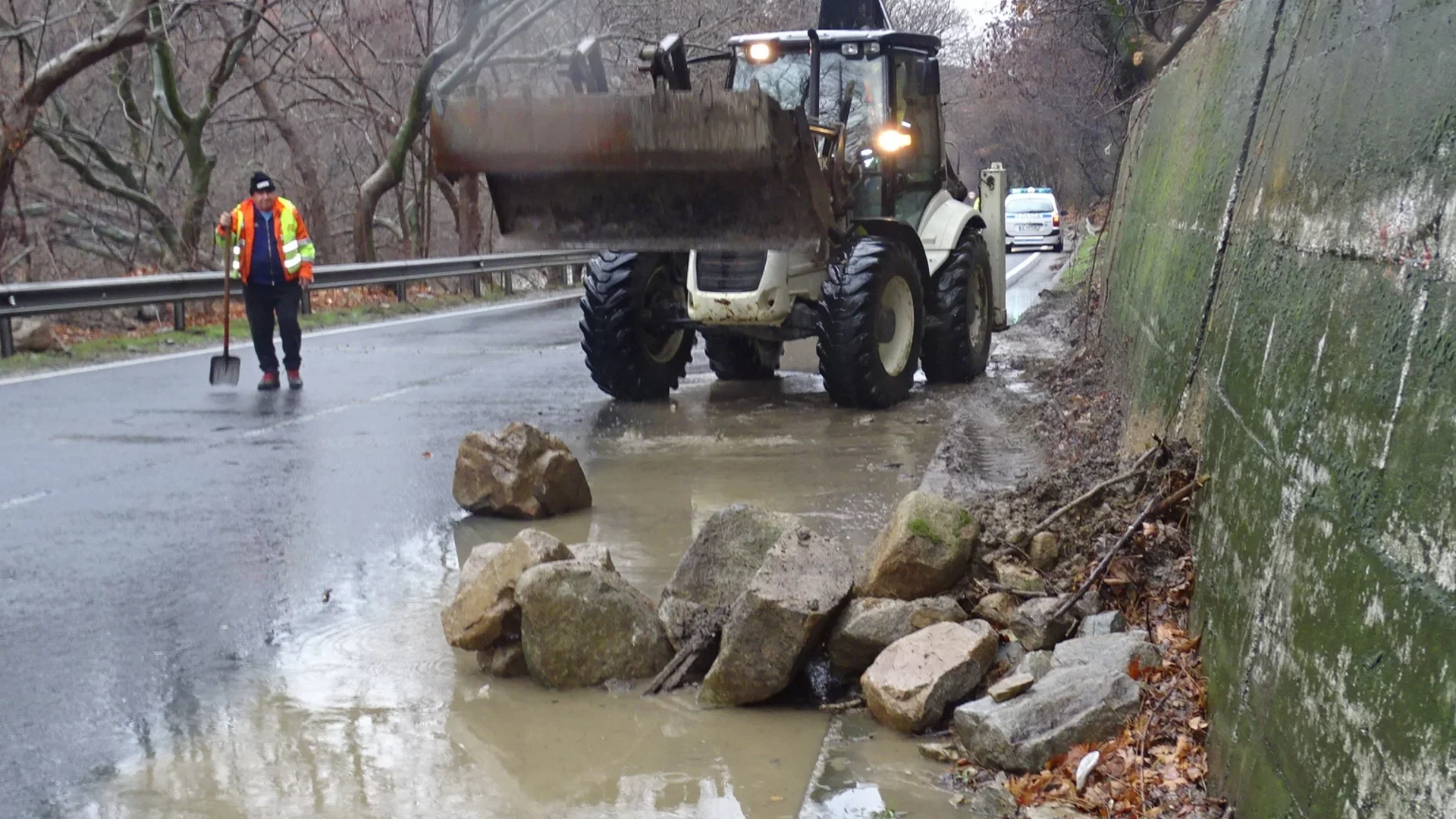Заради валежите: Свлачища и паднали камъни в Смолянско