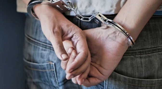 “Ще те изкормя“: Обвиниха мъж, заплашил с нож съседа си