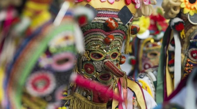 Светът на "Сурва": Идват групи от САЩ до Индонезия