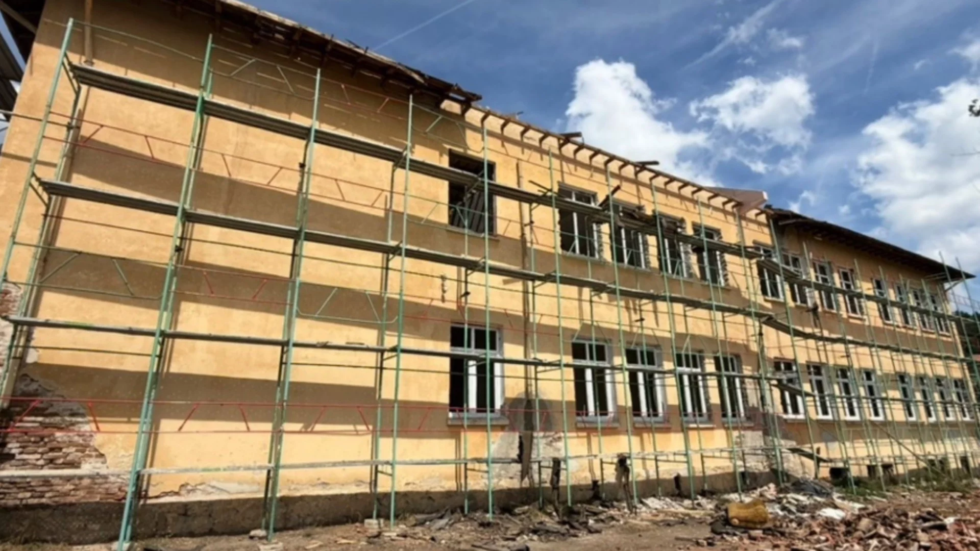 Напредък по ремонта на бившето училище в село до Самоков