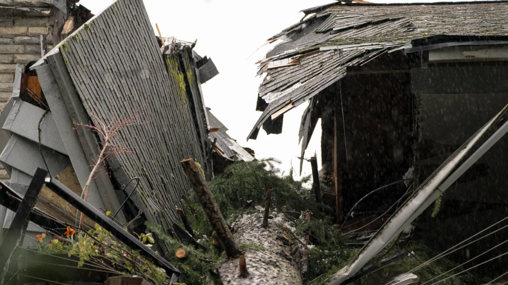 Буря в Турция взе пет жертви, има ранени (ВИДЕА)