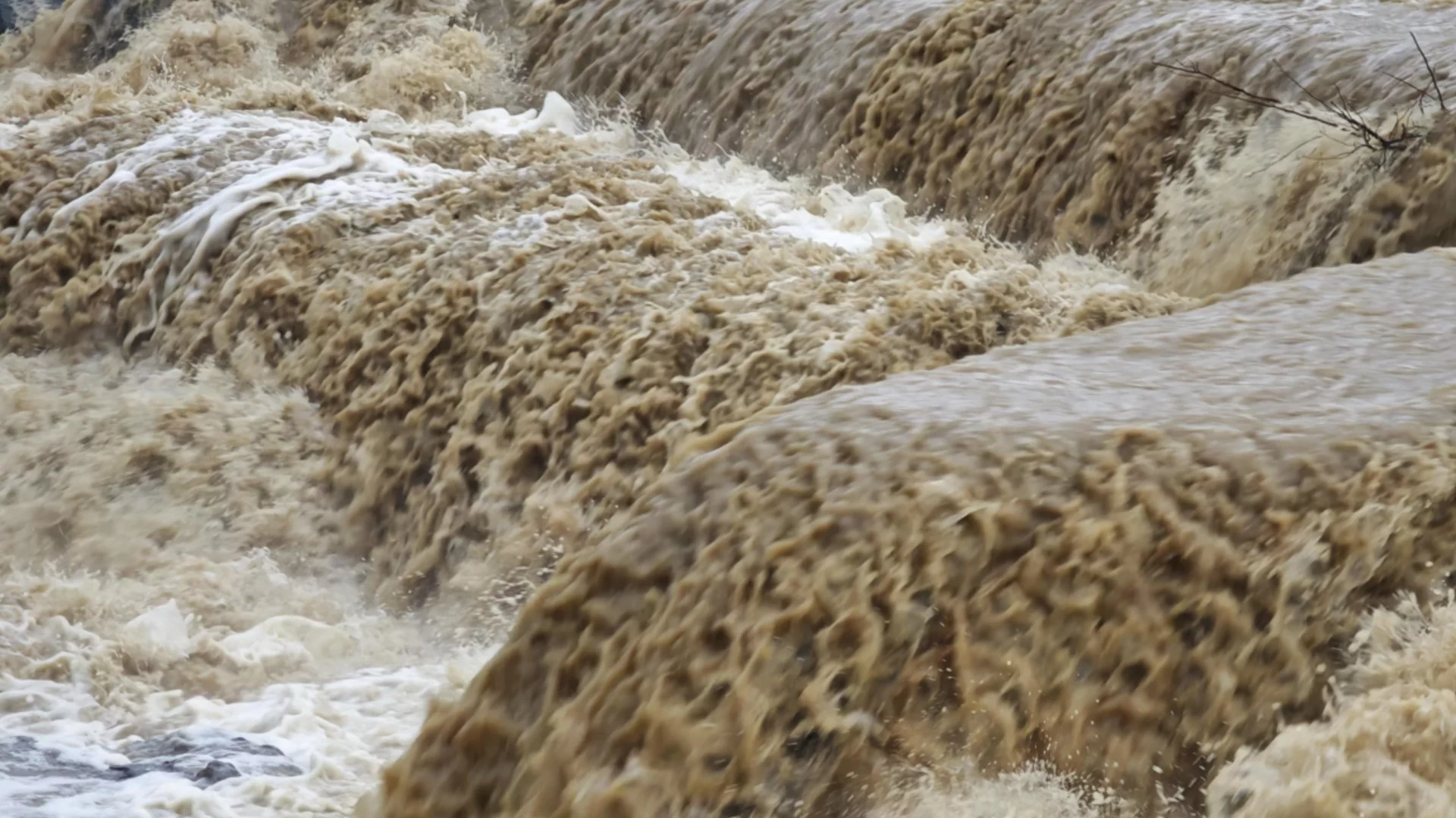 Първа жертва на наводненията на Балканите (ВИДЕО)