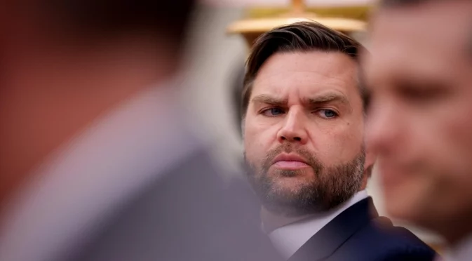 "Трагедия": Джей ди Ванс се застъпи за служителя, застрелял жена в Минеаполис