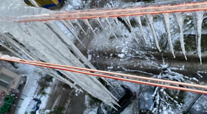 Снегът се срути върху нея: Нелепа смърт на млада жена пред очите на всички (ВИДЕО)