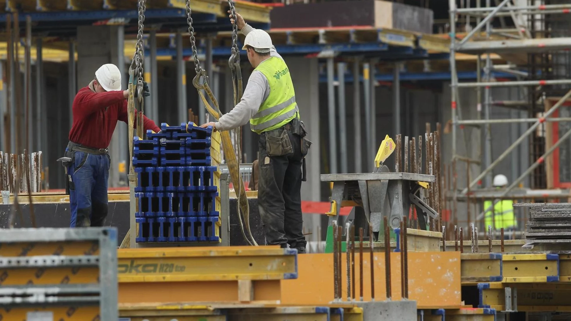 Десетки хиляди ще останат без работа през 2026 г., бизнесът търси строители, учители и лекари