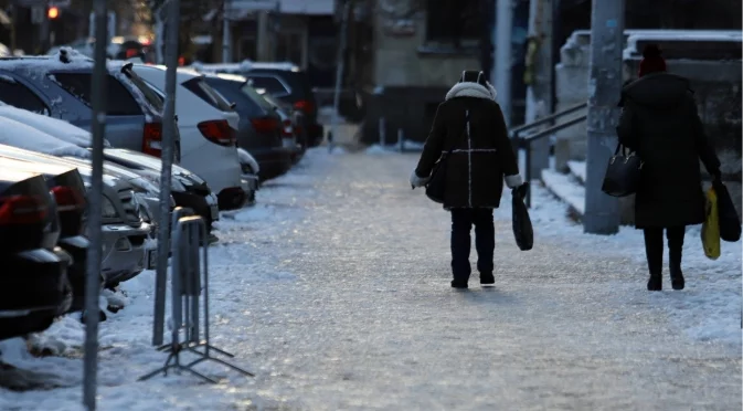 Стотици пострадали заради заледените улици в София