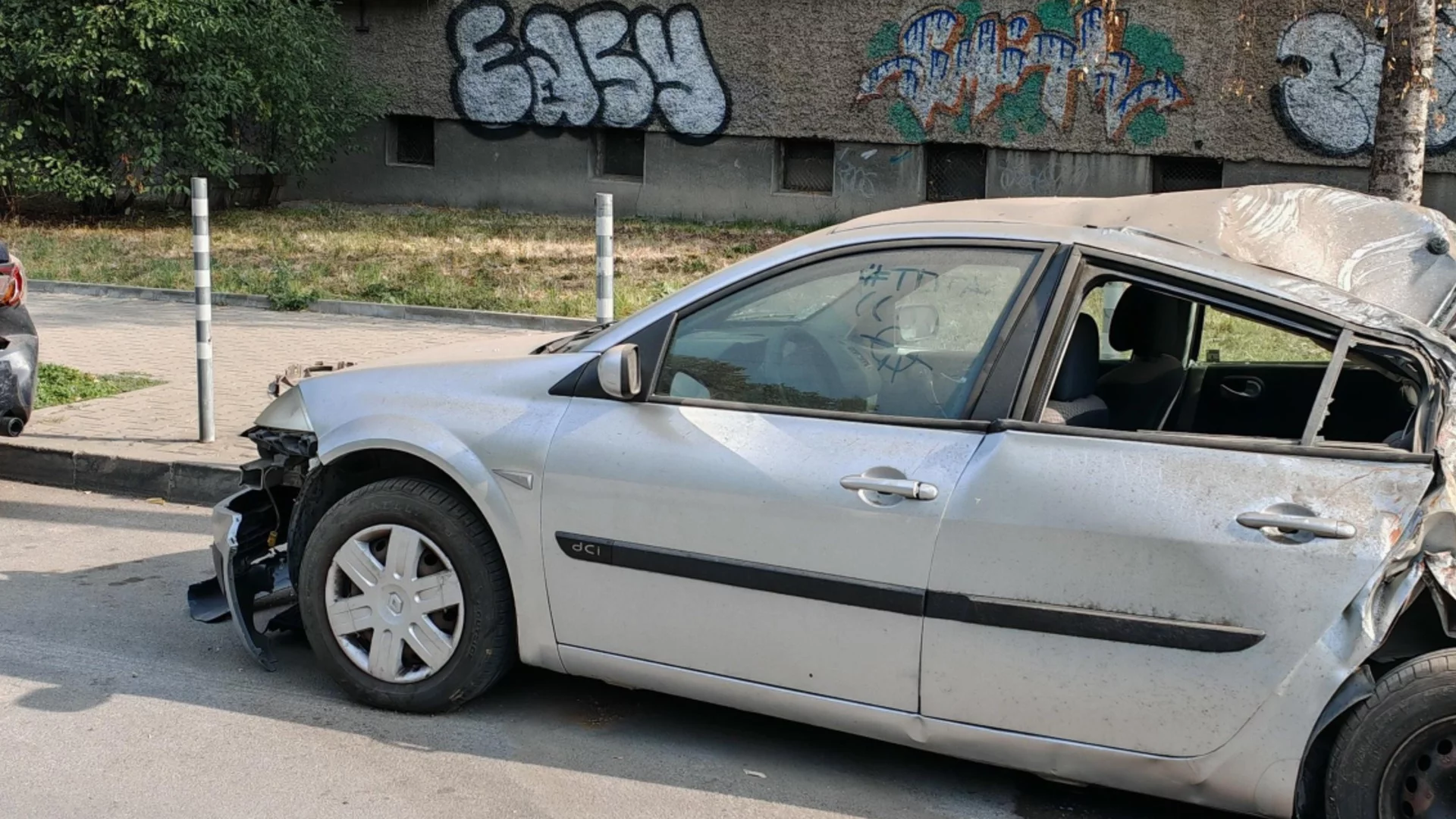 С крадена кола: Мъж се блъсна в ограда на детска градина