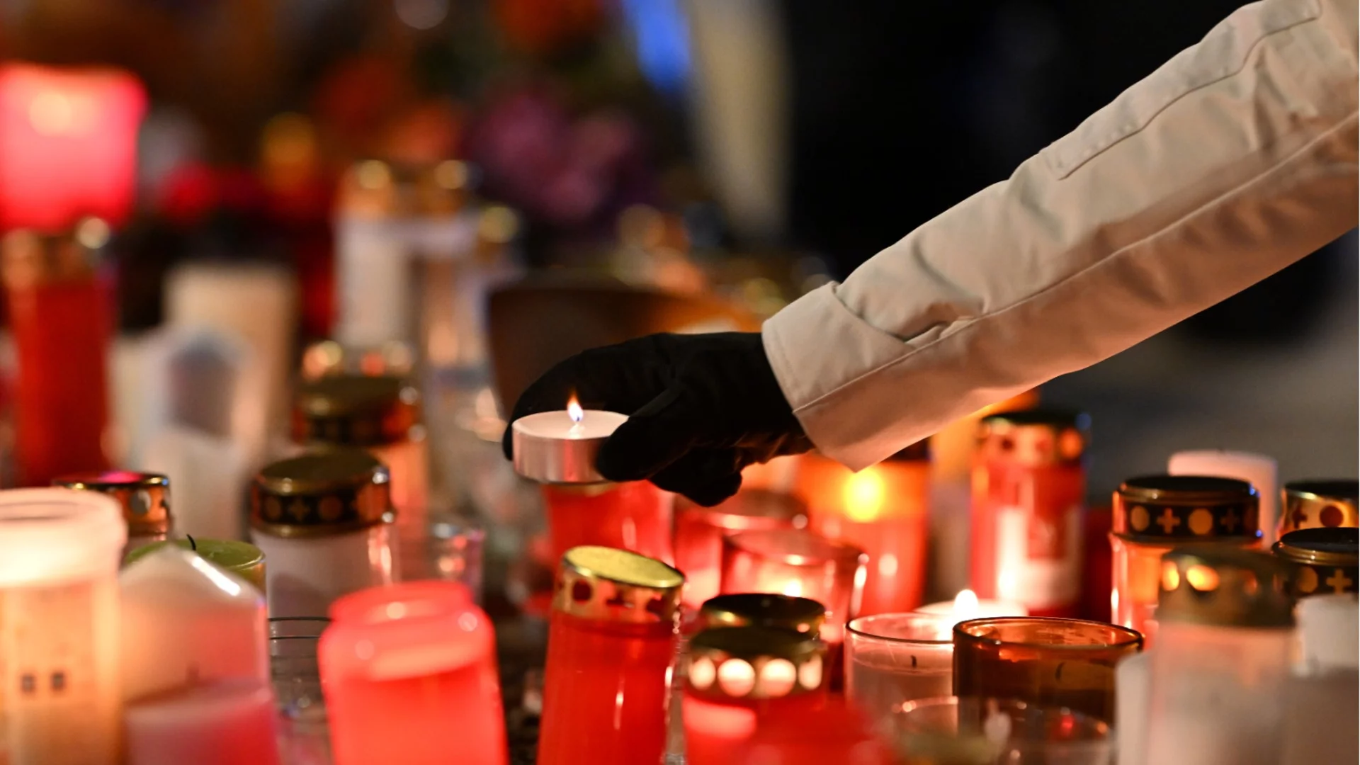 Минута мълчание и звън на камбани в памет на жертвите в Кран Монтана (ВИДЕО)