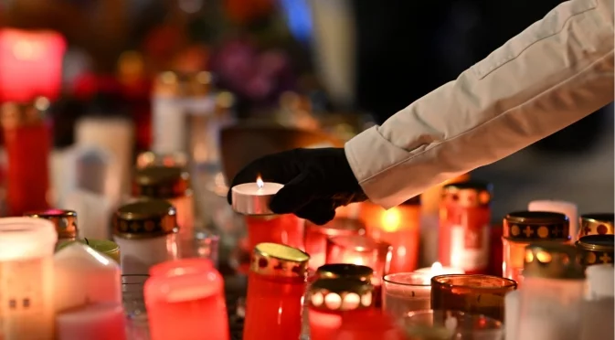 Минута мълчание и звън на камбани в памет на жертвите в Кран Монтана (ВИДЕО)