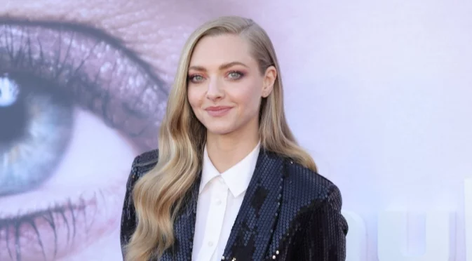 Аманда Сейфрид заменя червения килим, за да спасява животни във ферма (СНИМКИ)