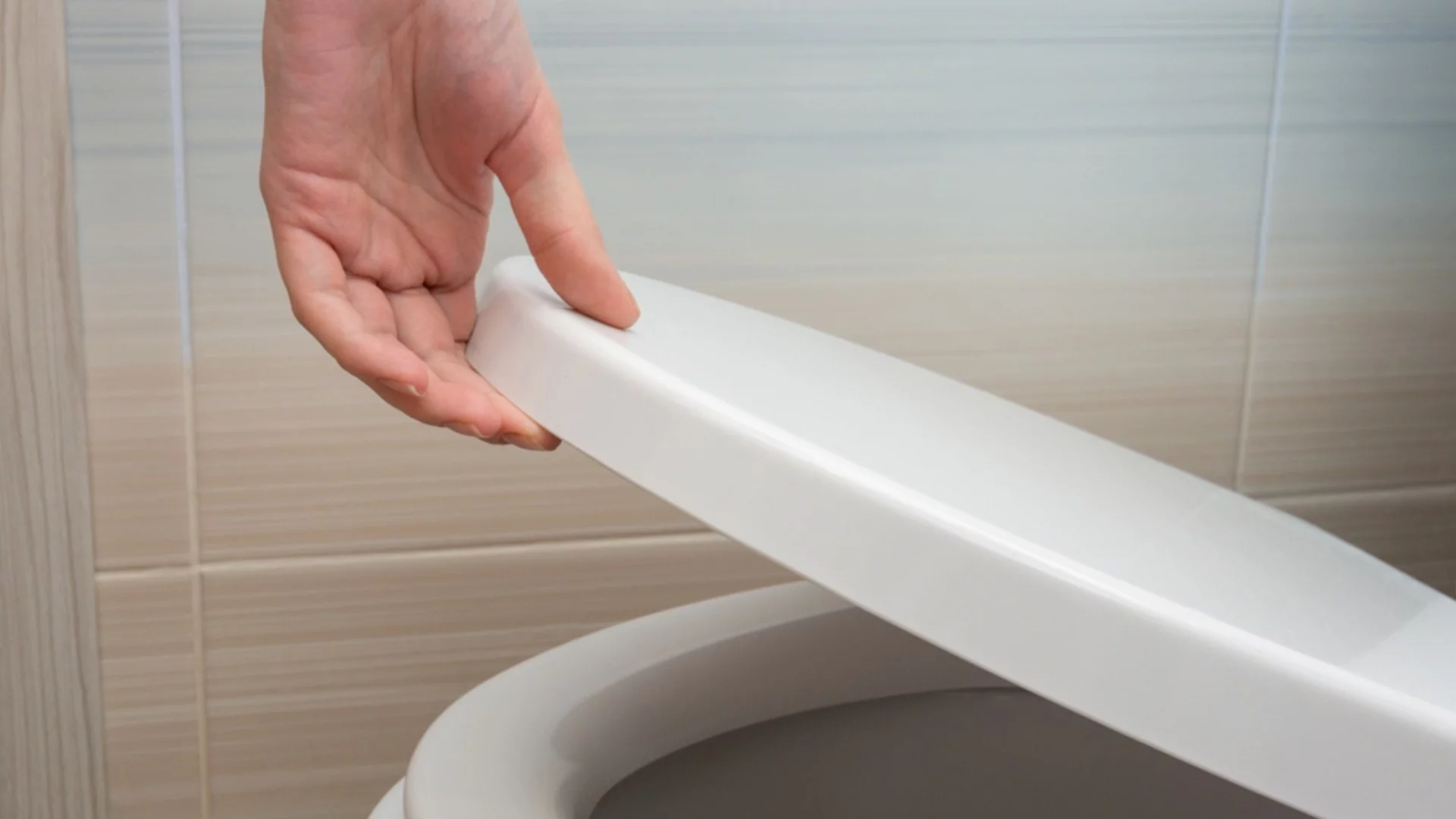 Наистина ли винаги трябва да затваряте капака на тоалетната чиния?