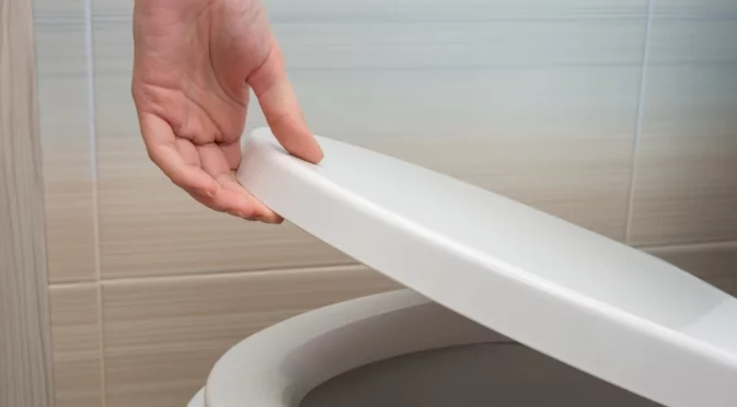 Наистина ли винаги трябва да затваряте капака на тоалетната чиния?