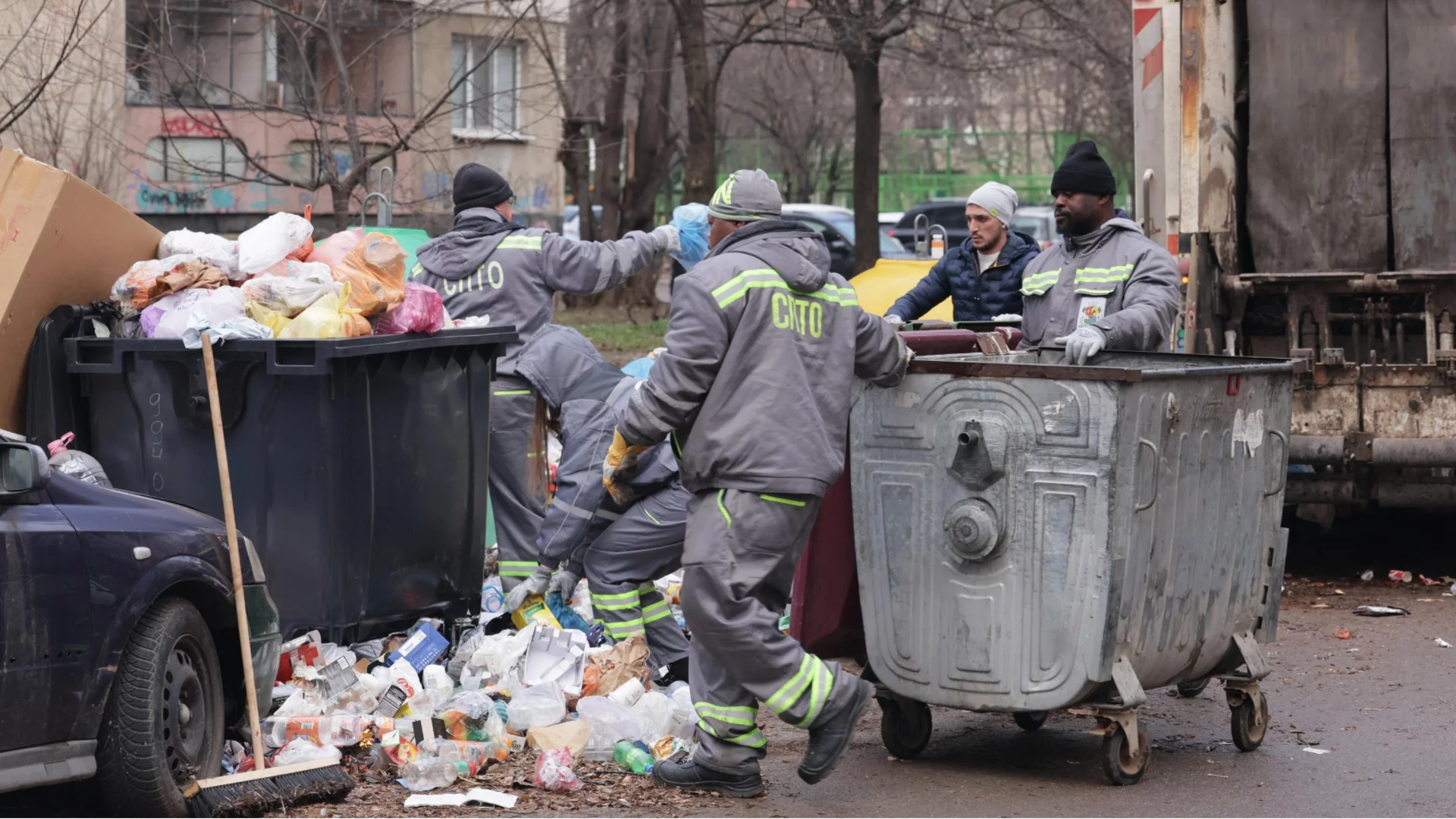 Десетки сигнали за проблеми с боклука в няколко столични района
