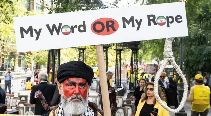 Протестите в Иран се разраснаха драстично, рядко използван ход на режима говори за паника (ВИДЕО)