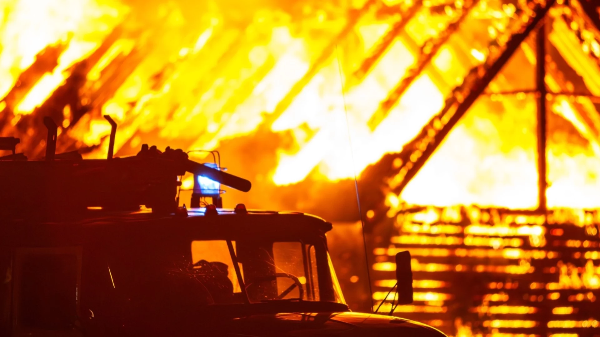 За часове - два големи пожара горяха в Албания и Косово (ВИДЕО)