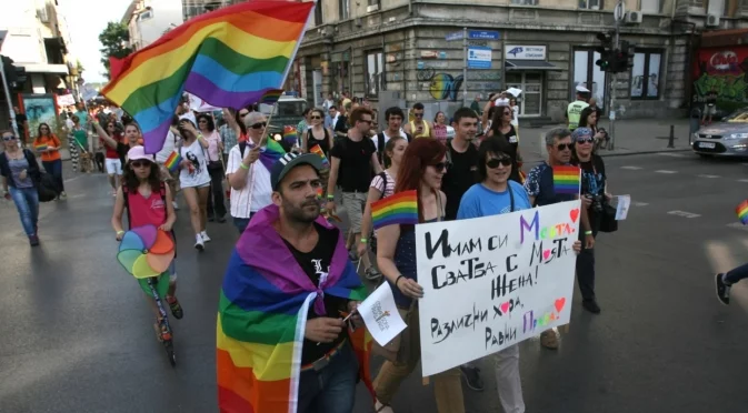 Все повече българи одобрявали гражданския съюз между гей двойки, ЛГБТИ средите искат признаване по закон