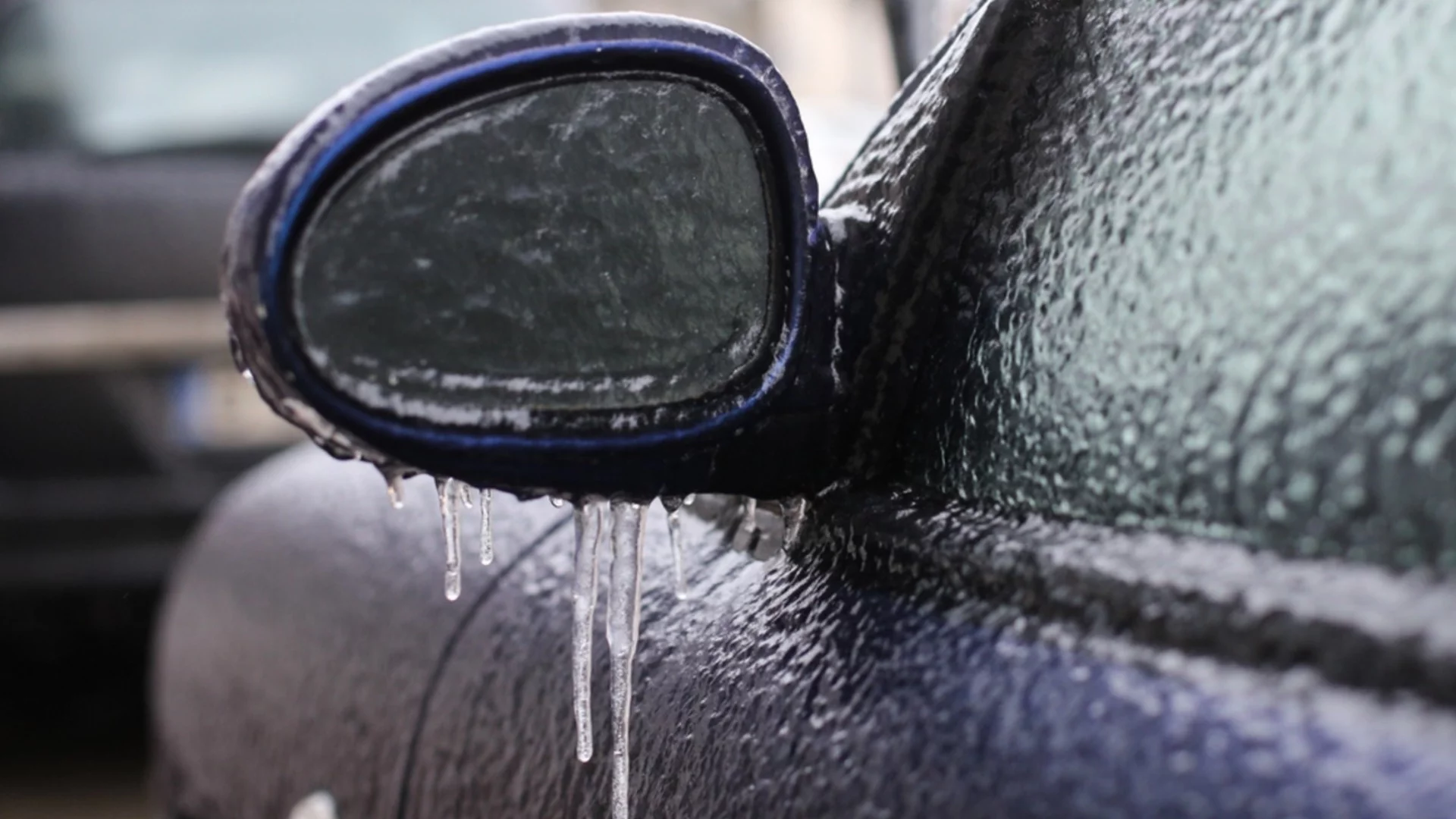 „Невидимият убиец“ на пътя: Как да оцелеем при черен лед