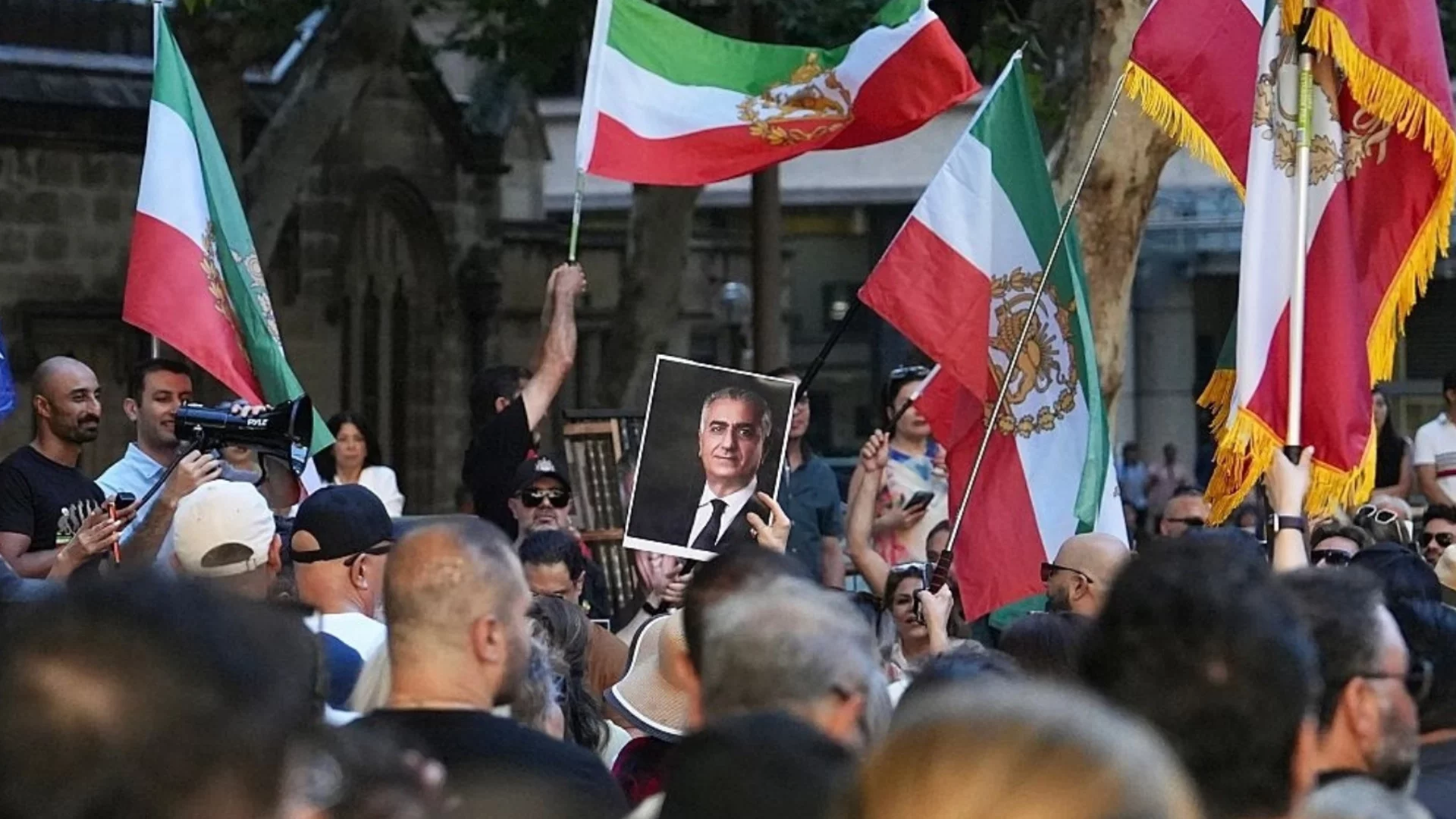 Иранките палят цигари със снимки на аятолаха: Режимът на Хаменей се клати все повече (ВИДЕО)