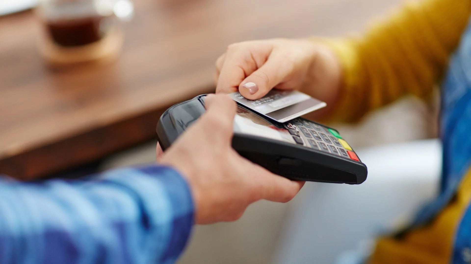 КЗП: Търговците нямат право да изискват плащане само с карта