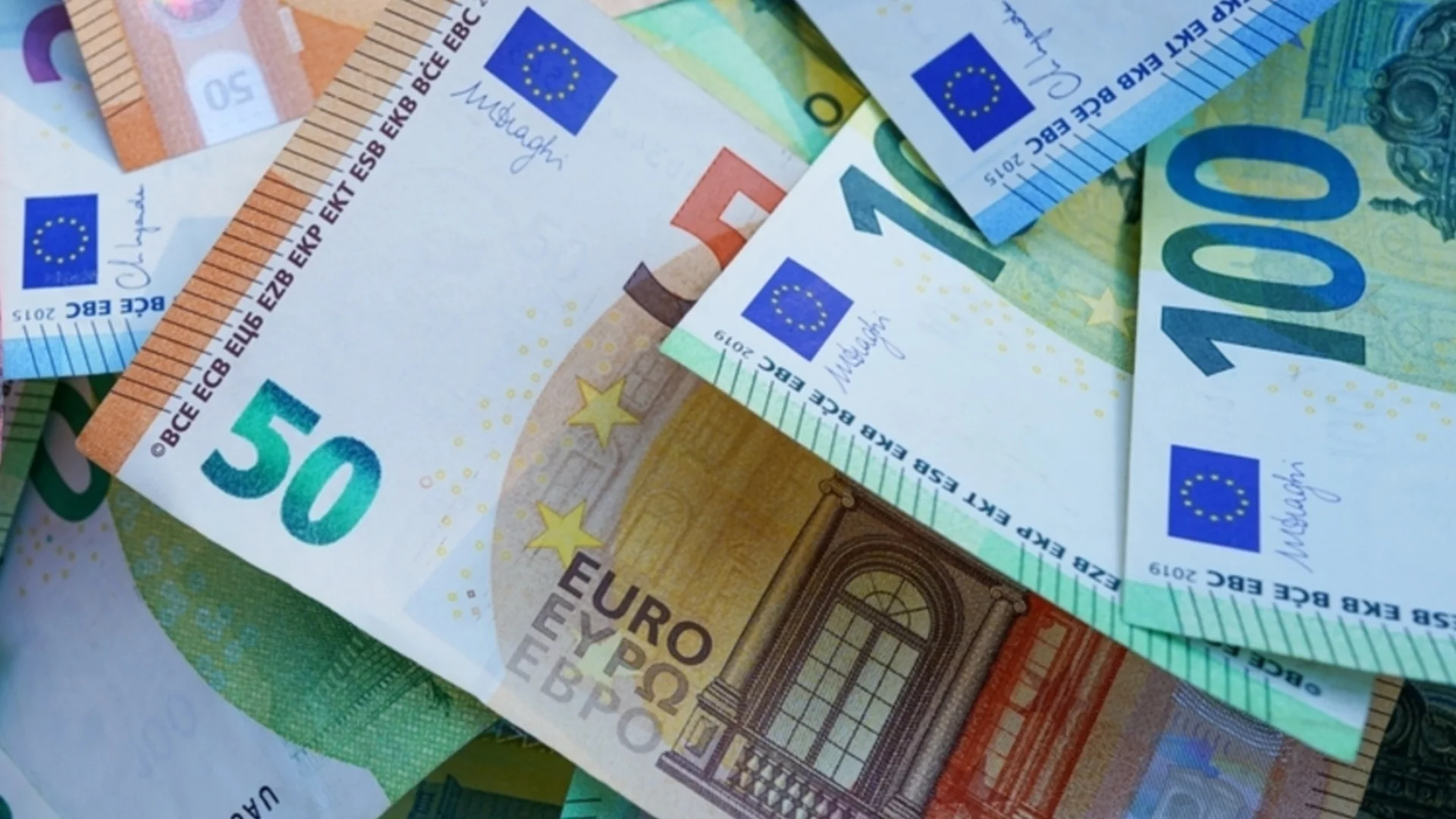 Фалшиви 50-еврови банкноти на бензиностанция, една все още е в обращение