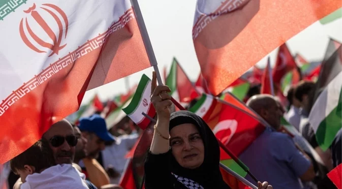 Протестите в Иран: Рекорден брой хора са на улицата, съобщава се за стрелба по демонстранти (ВИДЕО)