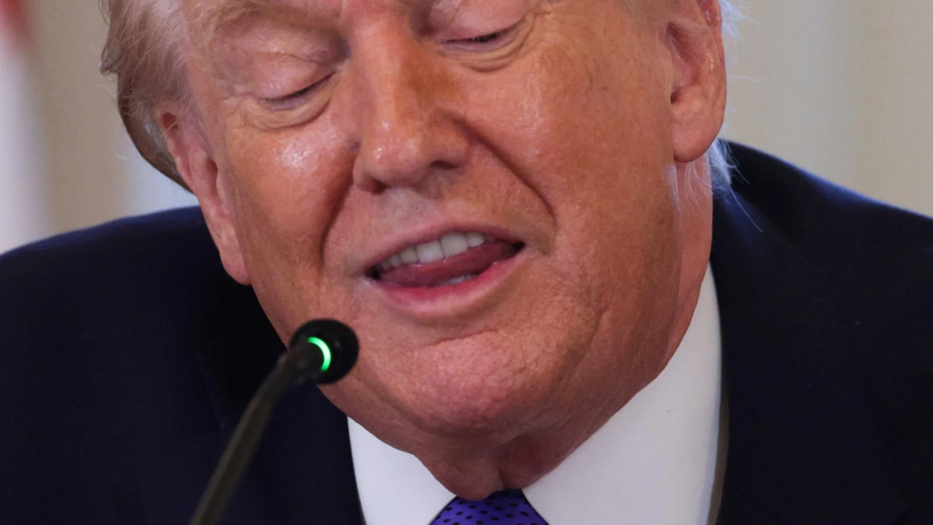 Това, че са акостирали там с лодка преди 500 години, не прави Дания собственик на Гренландия