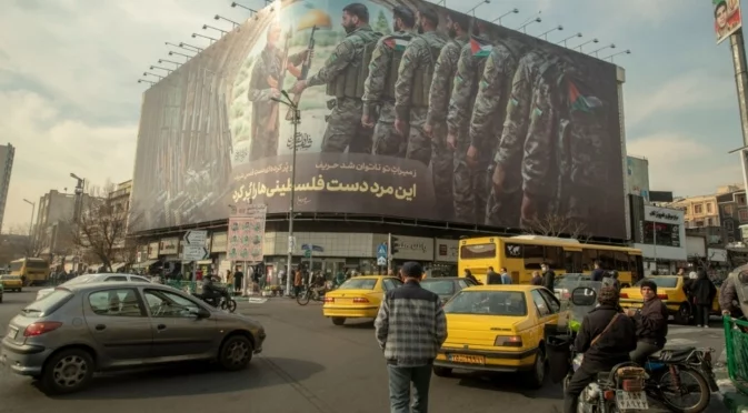 В Иран подпалиха сграда на данъчните, стрелбата по улиците не спира (ВИДЕО)