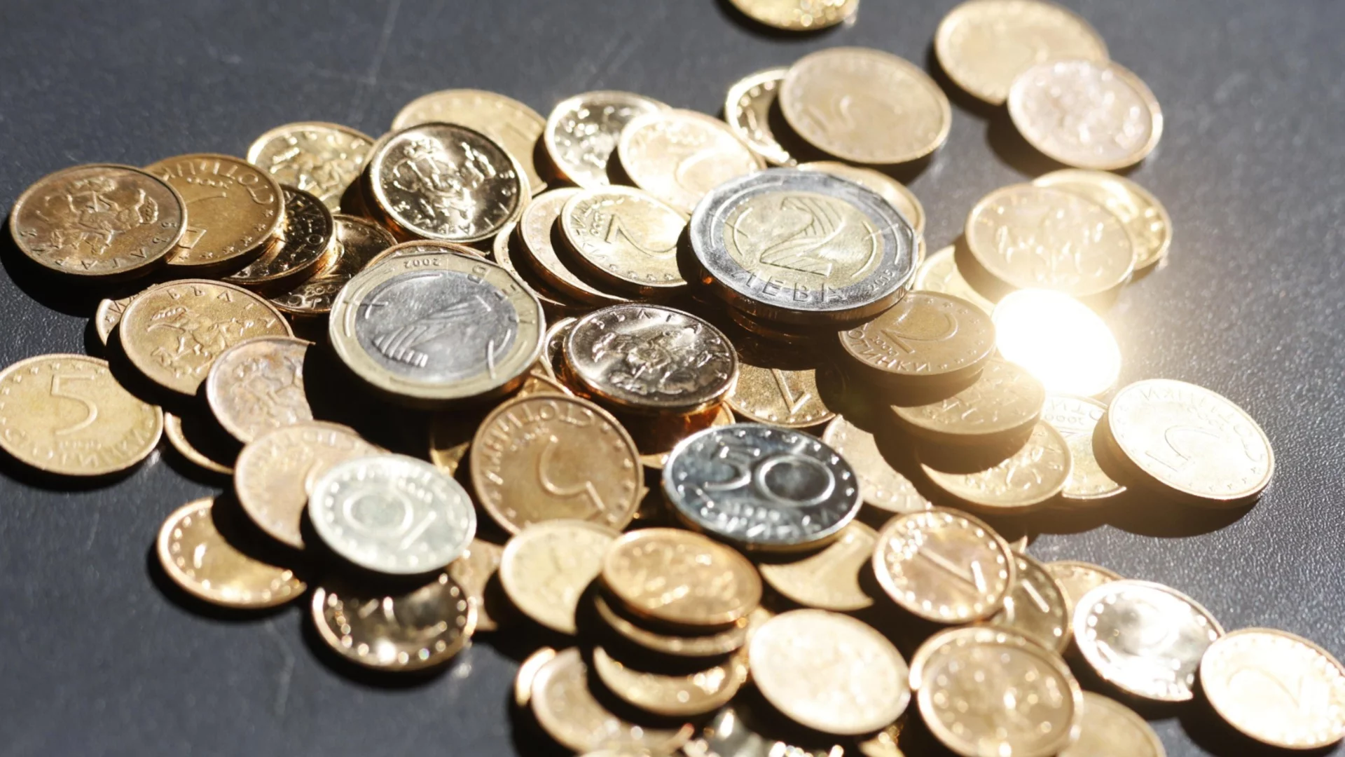 Българин донесъл 3 бидона монети в банката, за да ги размени в евро