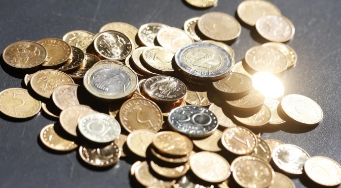 Българин донесъл 3 бидона монети в банката, за да ги размени в евро