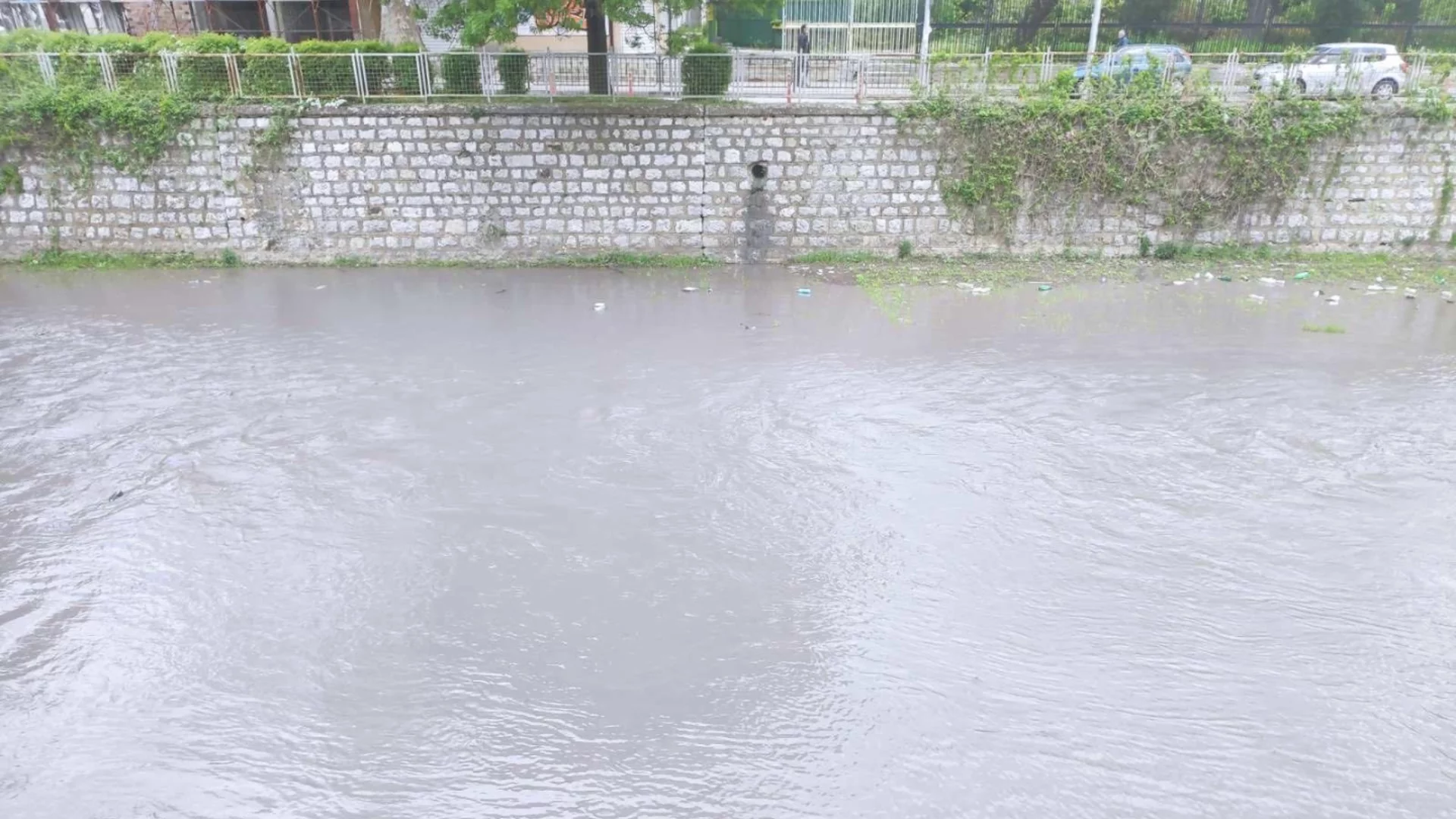 Критично положение край Перник: Скъса се дигата на река Струма (ВИДЕО+СНИМКИ)