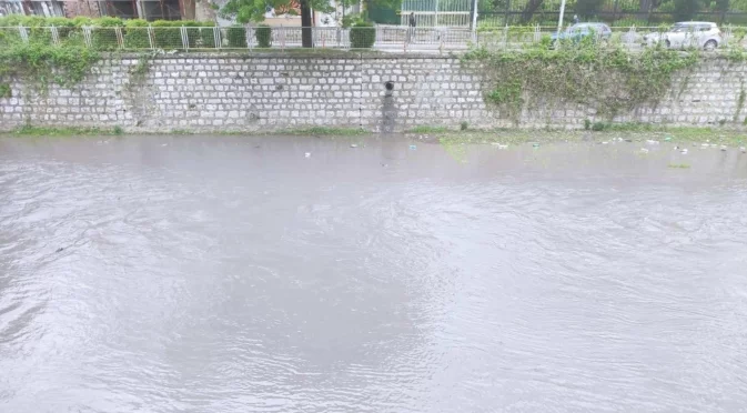 Критично положение край Перник: Скъса се дигата на река Струма (ВИДЕО+СНИМКИ)