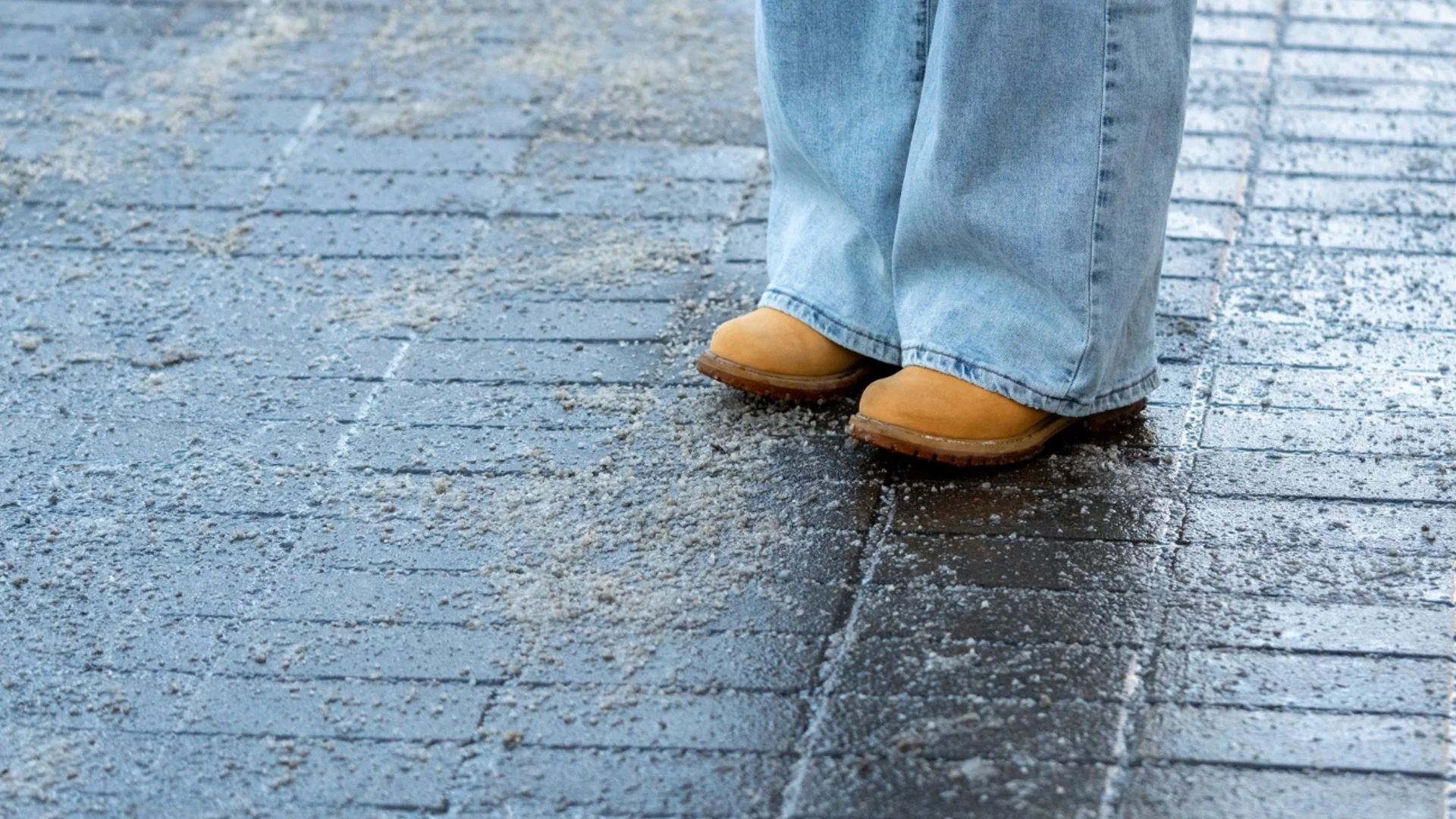 Изсипете това върху тротоара и стъпалата: Действа по-добре от пясък и сол и НЕ вреди