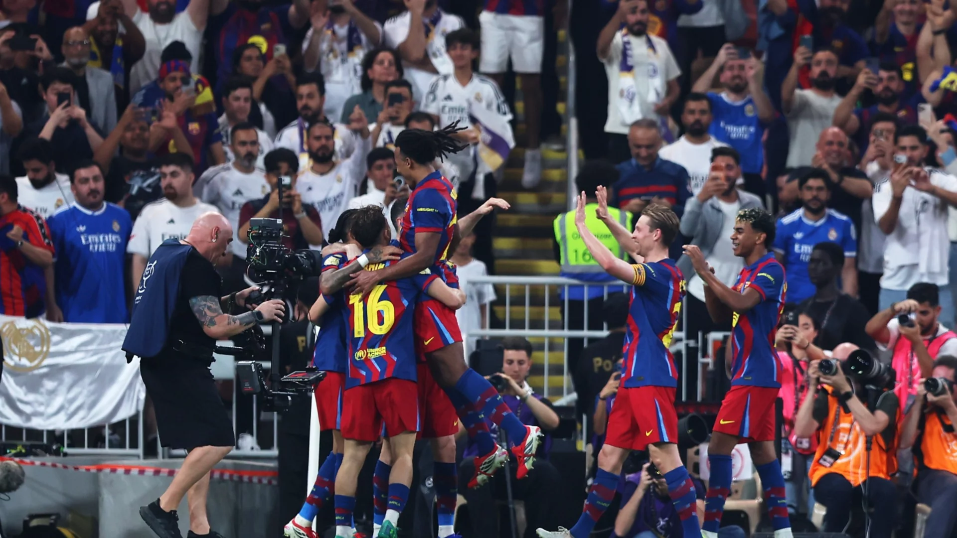 Барселона защити Суперкупата срещу Реал Мадрид в луд-луд мач с много голове